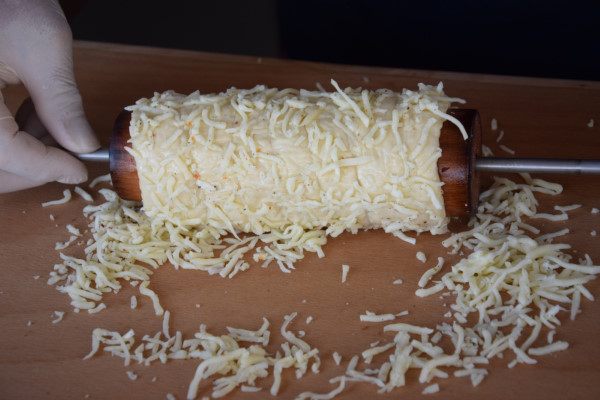 Baumstriezel mit Käse ummanteln